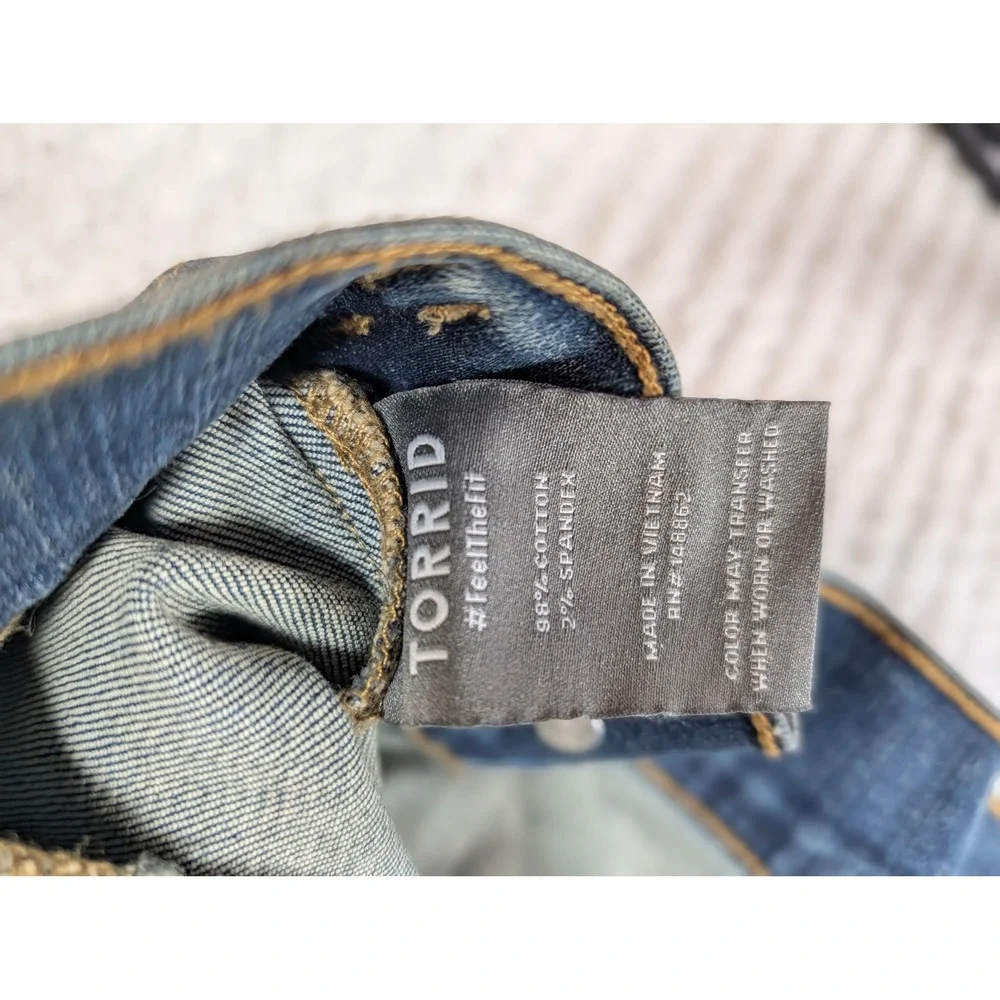 Torrid‎ Blue Denim Trucker Jacket Medium Wash Stretch Plus Size 2 Plus size